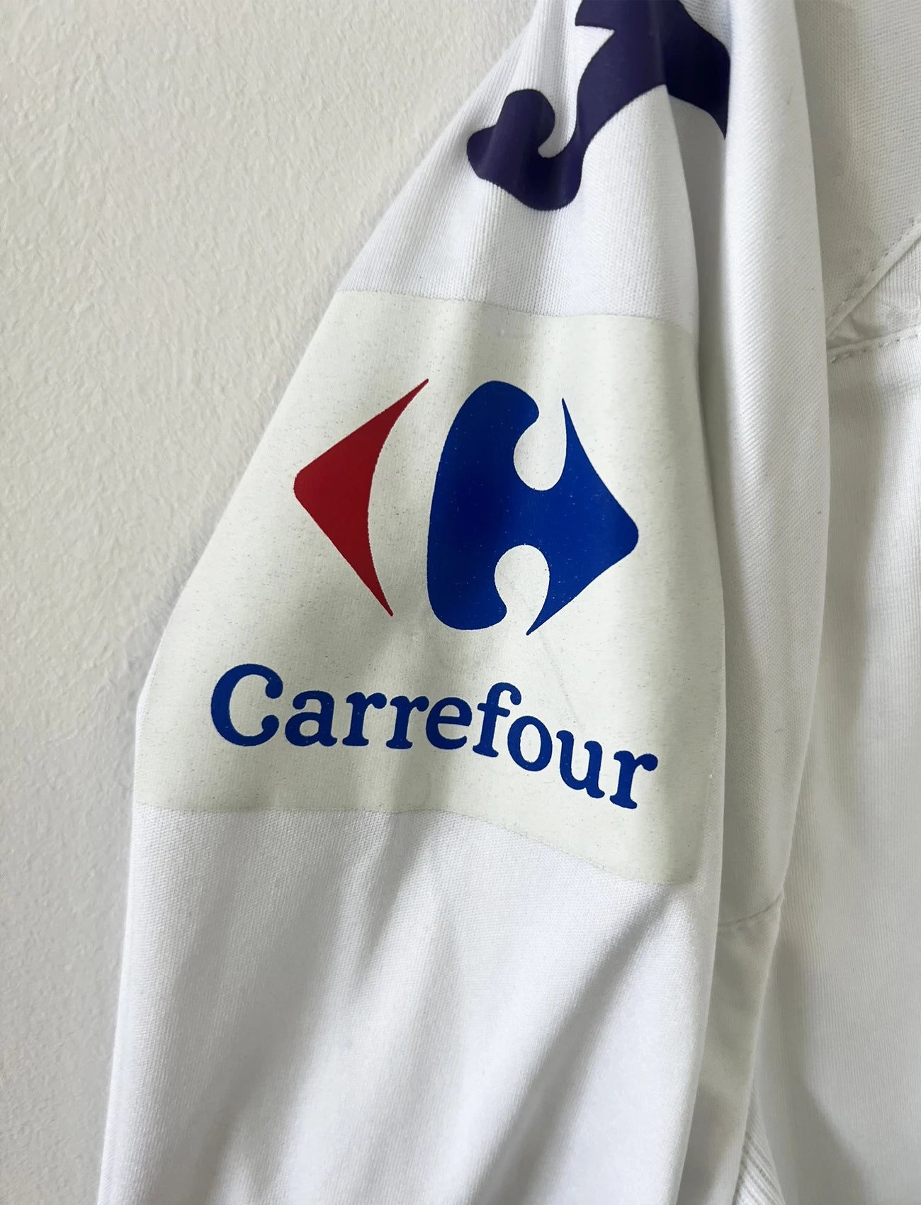 Maillot foot vintage blanc et violet extérieur de toulouse porté en coupe de france lors de la saison 2015/2016. On peut retrouver l'équipementier joma, le sponsor crédit agricole, carrefour, volkswagen et pmu. Le maillot est floqué du numéro 3 jean armel kana biyik. Il s'agit d'un maillot authentique d'époque.