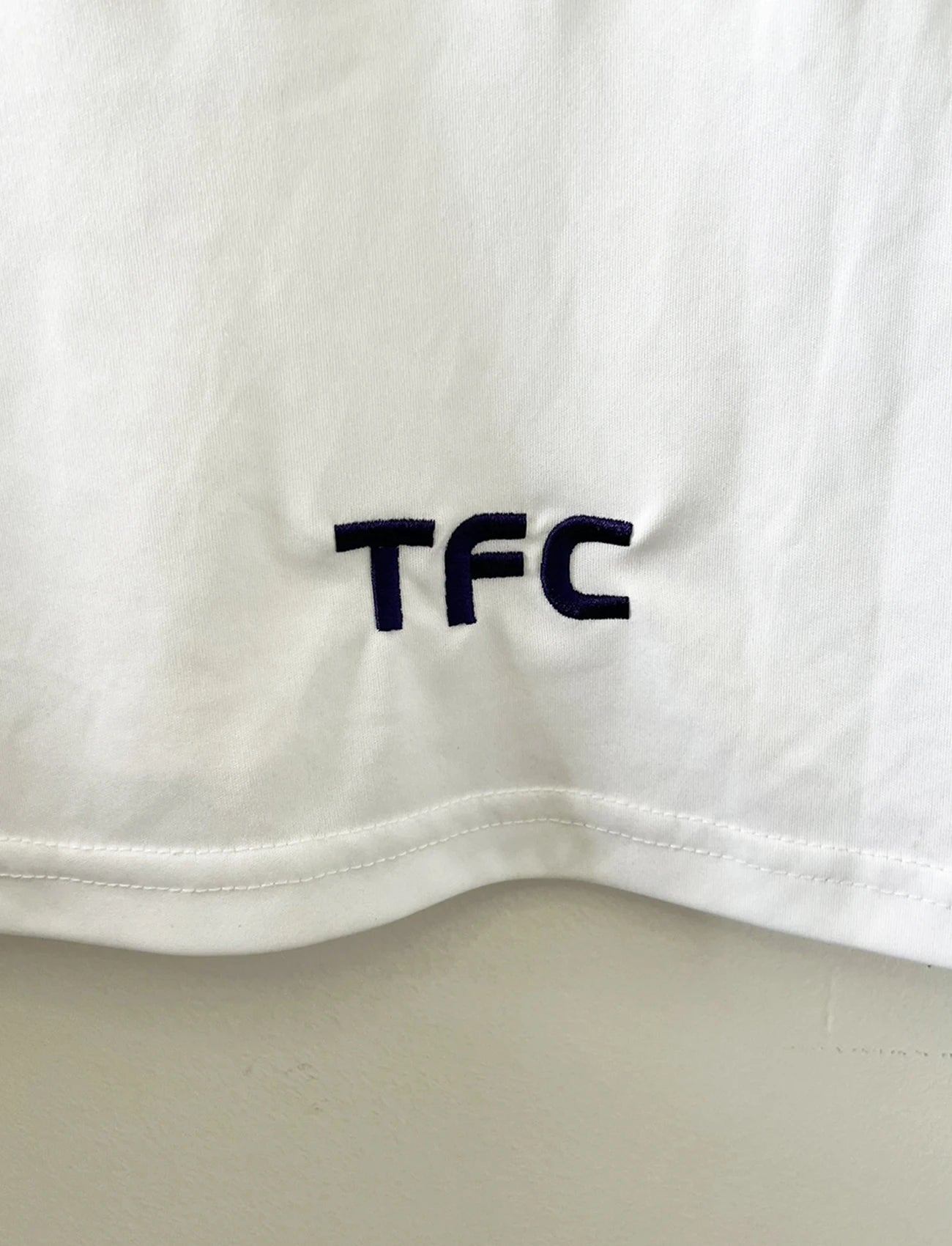 Maillot foot vintage blanc et violet extérieur de toulouse porté en coupe de france lors de la saison 2015/2016. On peut retrouver l'équipementier joma, le sponsor crédit agricole, carrefour, volkswagen et pmu. Le maillot est floqué du numéro 3 jean armel kana biyik. Il s'agit d'un maillot authentique d'époque.
