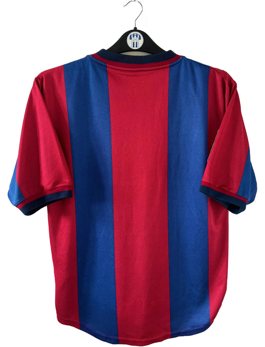 Maillot de foot vintage domicile rouge et bleu du barca de la saison 1998/2000. On peut retrouver l'équipementier nike. Il s'agit d'un maillot authentique d'époque