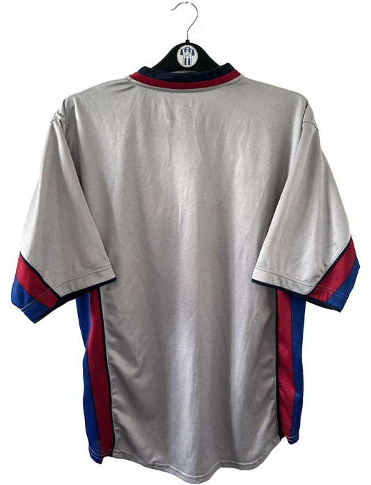 Maillot de foot vintage extérieur doré du fc barcelone de la saison 1999/2000. On peut retrouver l'équipementier nike. Il s'agit d'un maillot authentique d'époque.