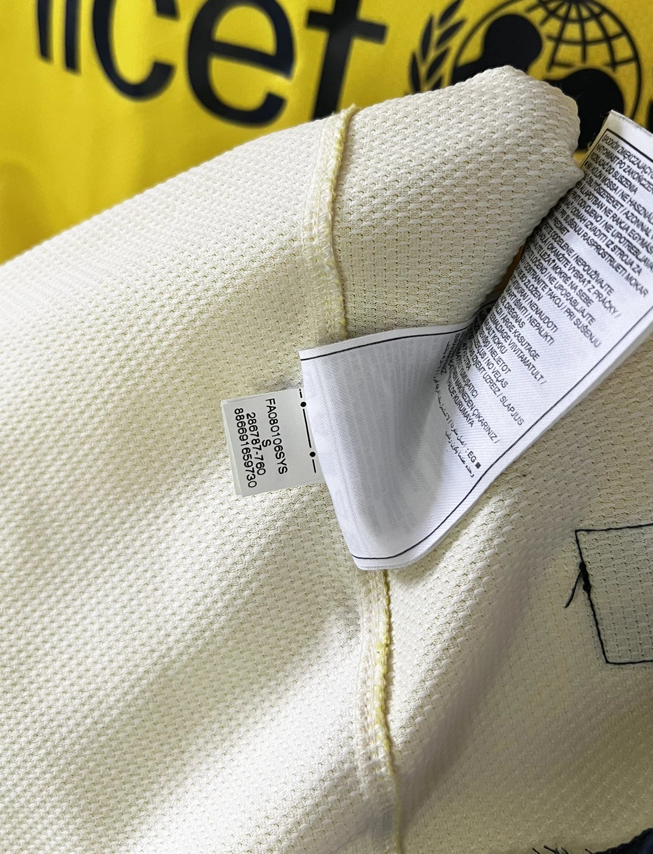 Maillot de foot vintage extérieur jaune du FC Barcelone de la saison 2008/2009. On peut retrouver l'équipementier Nike et le sponsor Unicef. Le maillot est floqué du numéro 9 Samuel Eto'o. Il s'agit d'un maillot authentique d'époque comportant l'étiquette avec les numéros 286787-760