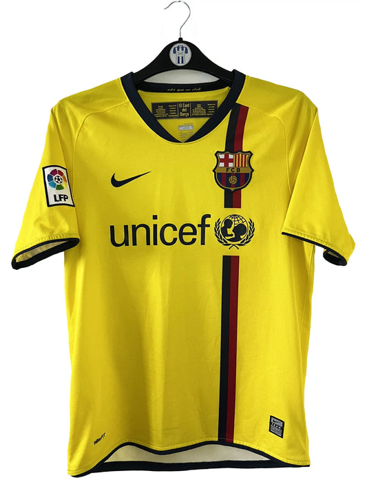 Maillot de foot vintage extérieur jaune du FC Barcelone de la saison 2008/2009. On peut retrouver l'équipementier Nike et le sponsor Unicef. Le maillot est floqué du numéro 9 Samuel Eto'o. Il s'agit d'un maillot authentique d'époque comportant l'étiquette avec les numéros 286787-760