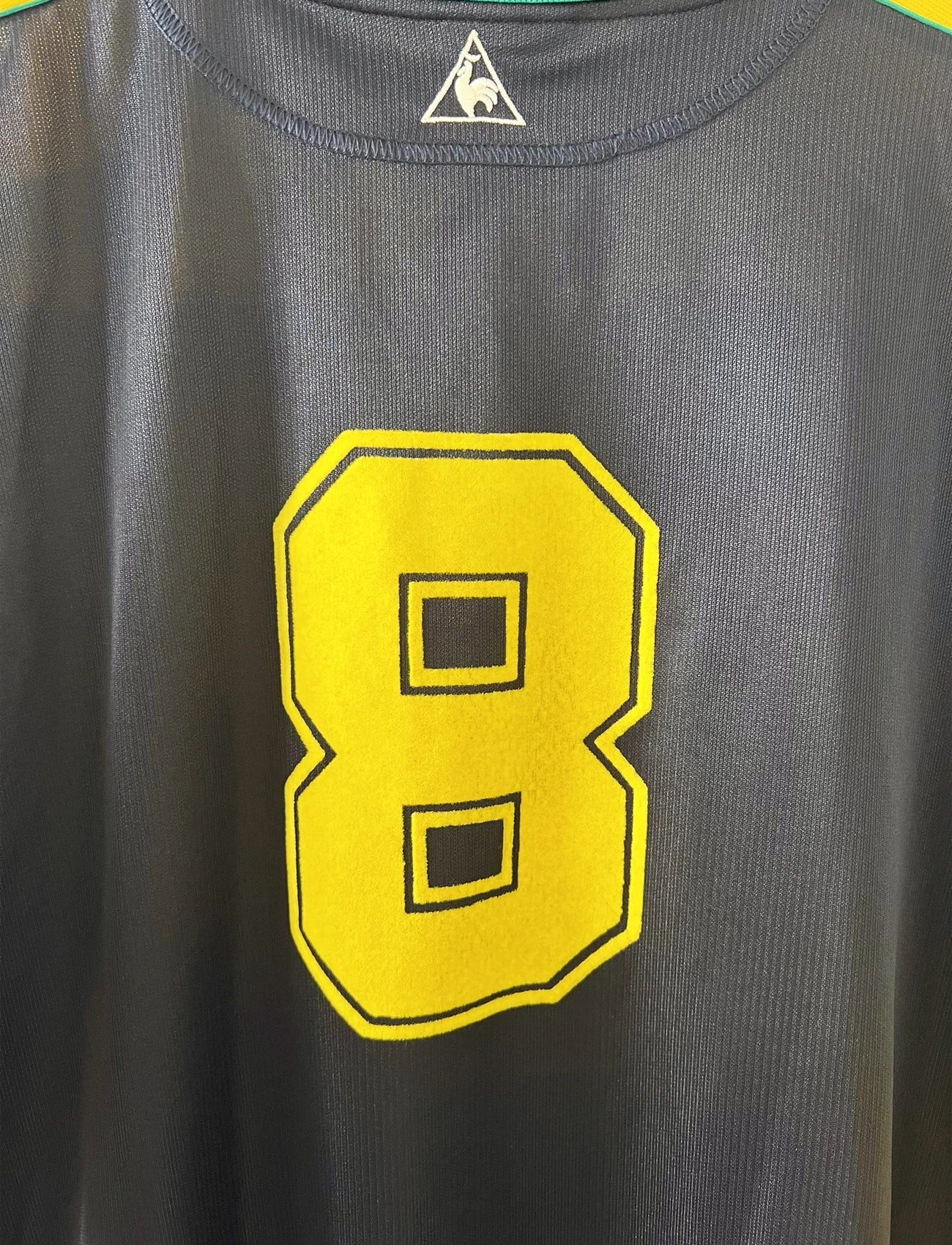 Maillot de foot vintage extérieur bleu et jaune du FC Nantes de la saison 2000-2001. On peut retrouver l'équipementier Le Coq Sportif et le sponsor Loxam. Le maillot est floqué du numéro 8 correspondant à Frédéric Da Rocha. Il s'agit d'un maillot authentique d'époque.