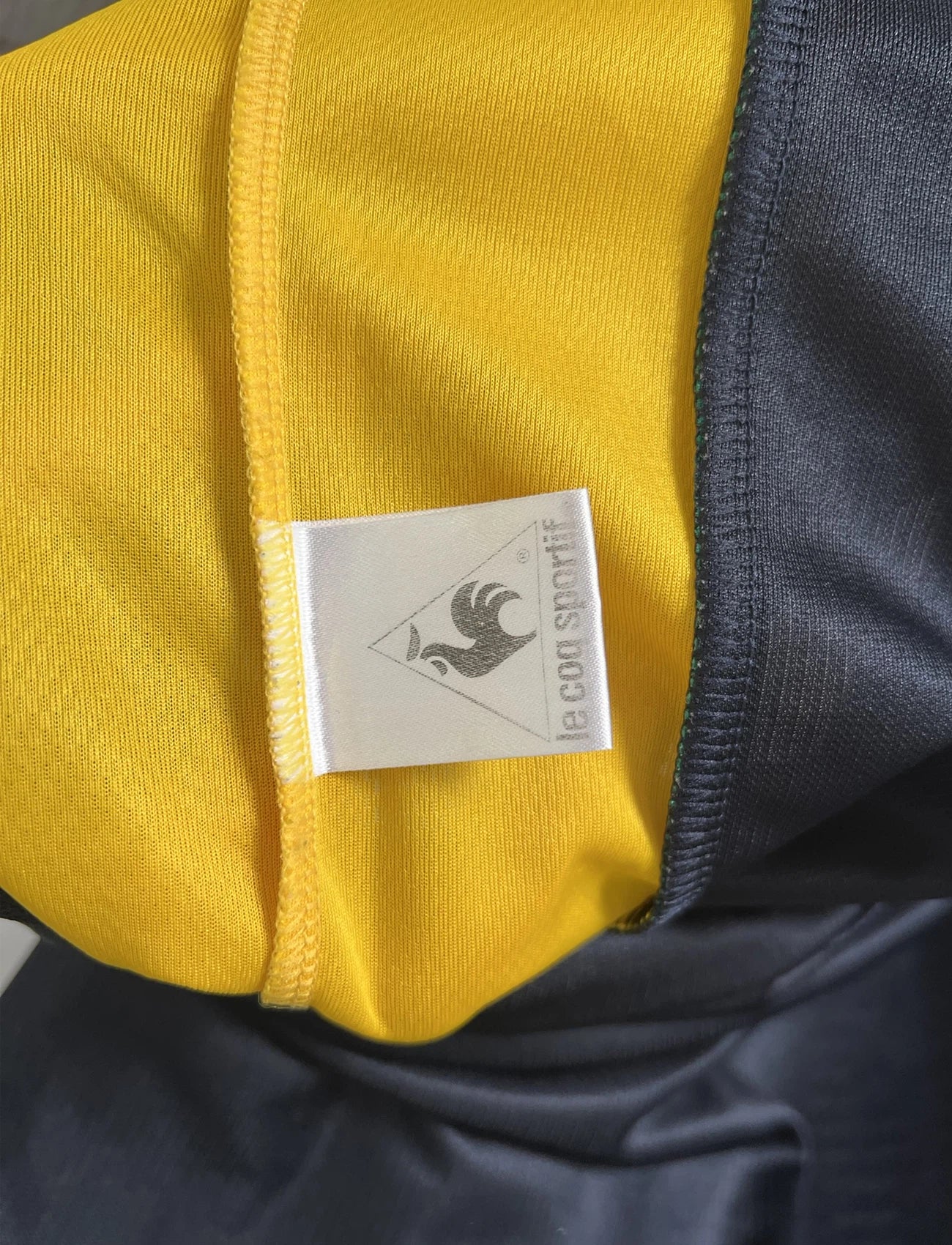 Maillot de foot vintage extérieur bleu et jaune du FC Nantes de la saison 2000-2001. On peut retrouver l'équipementier Le Coq Sportif et le sponsor Loxam. Le maillot est floqué du numéro 8 correspondant à Frédéric Da Rocha. Il s'agit d'un maillot authentique d'époque.