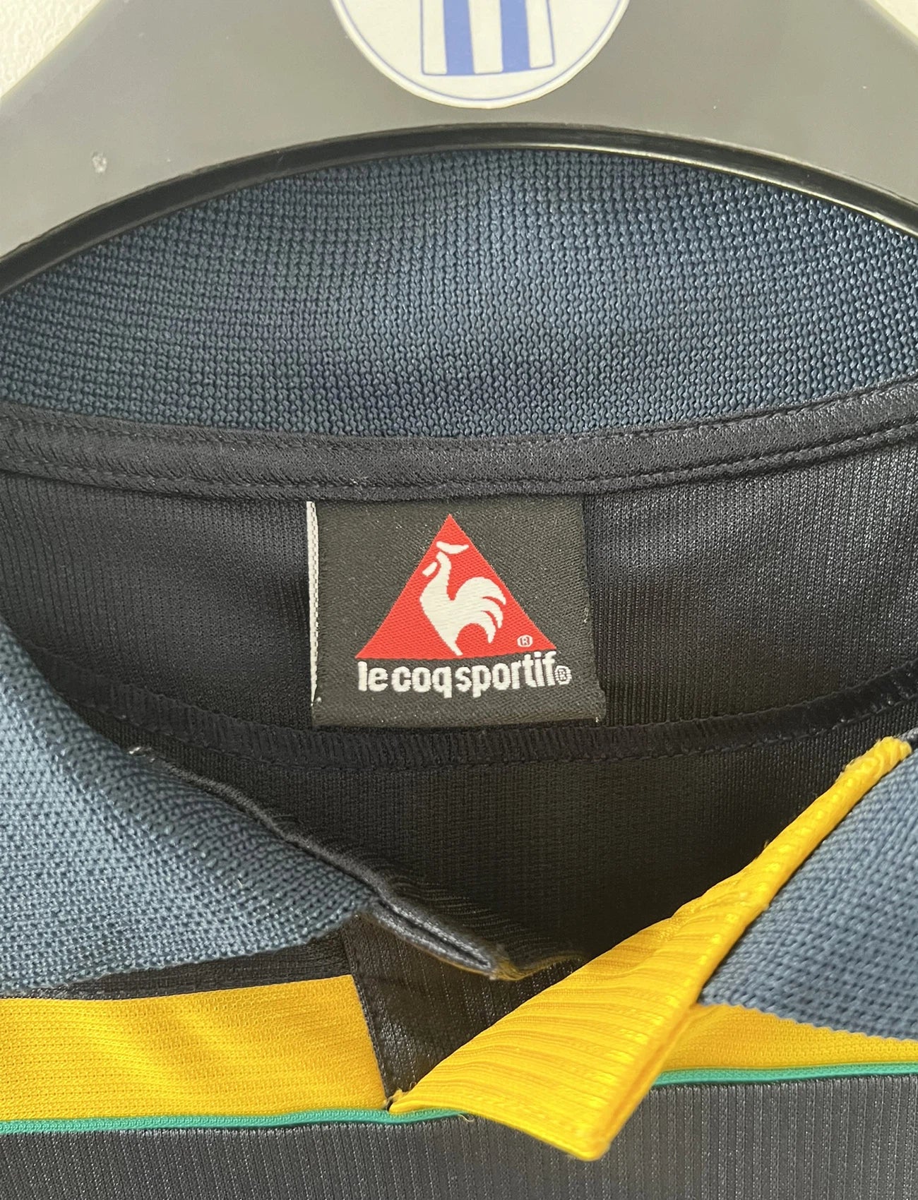 Maillot de foot vintage extérieur bleu et jaune du FC Nantes de la saison 2000-2001. On peut retrouver l'équipementier Le Coq Sportif et le sponsor Loxam. Le maillot est floqué du numéro 8 correspondant à Frédéric Da Rocha. Il s'agit d'un maillot authentique d'époque.
