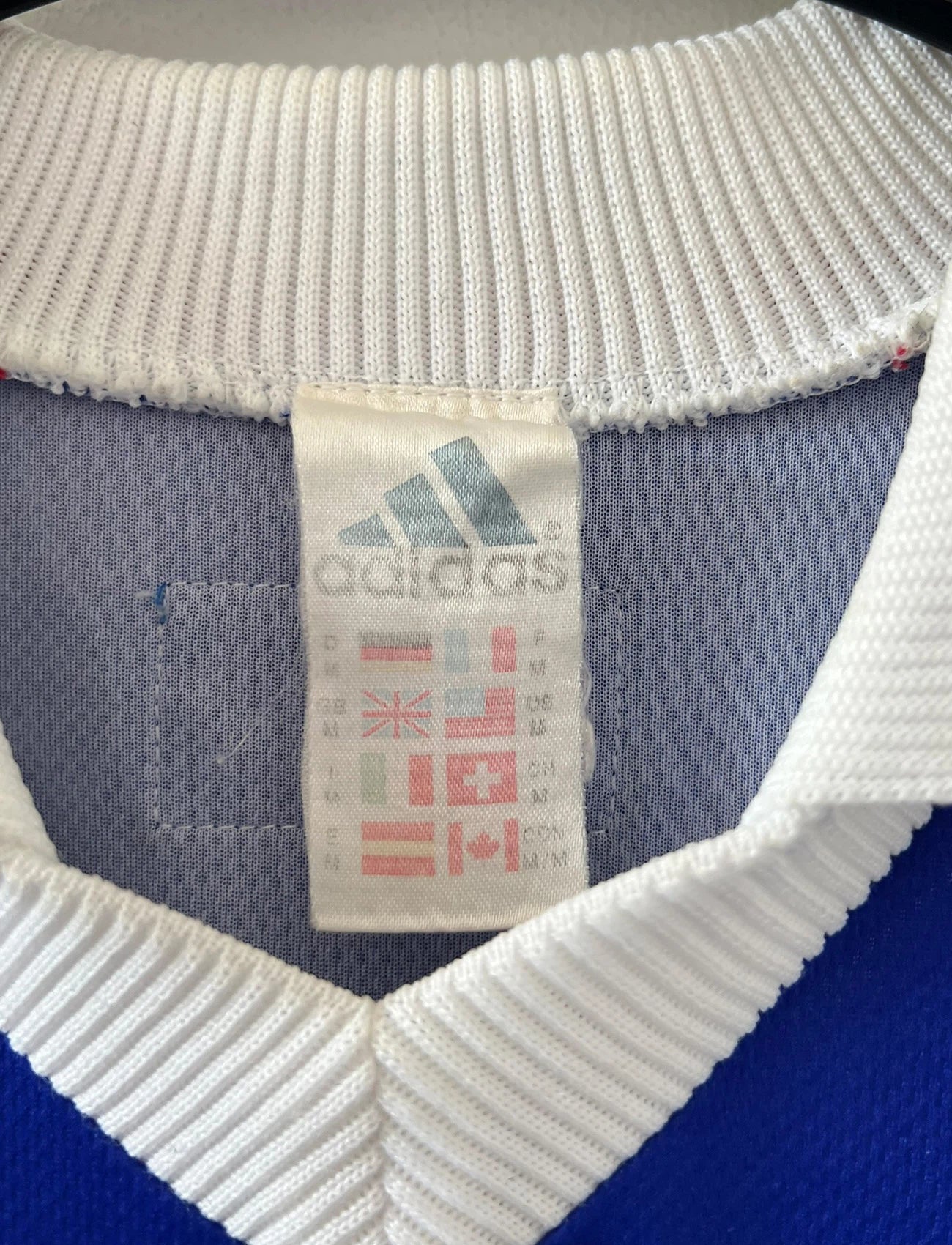 Maillot foot vintage domicile equipe de france 1998 bleu blanc et rouge. On peut retrouver l'équipementier adidas. Il s'agit d'un maillot authentique d'époque. Le maillot est floqué du numéro 10 Zinedine Zidane