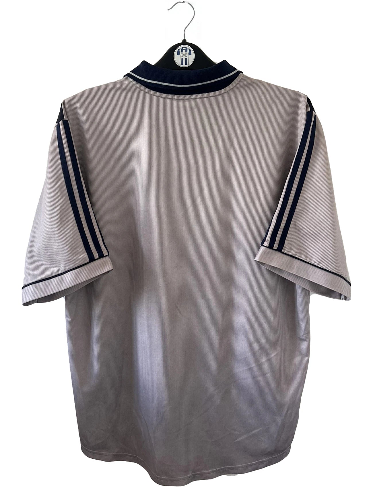 Maillot de foot vintage extérieur gris et bleu des girondins de bordeaux de la saison 2000/2001. On peut retrouver l'équipementier adidas et le sponsor Siemens et M6. Il s'agit d'un maillot authentique d'époque comportant l'étiquette 693826.