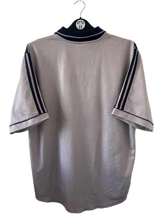 Maillot de foot vintage extérieur gris et bleu des girondins de bordeaux de la saison 2000/2001. On peut retrouver l'équipementier adidas et le sponsor Siemens et M6. Il s'agit d'un maillot authentique d'époque comportant l'étiquette 693826.