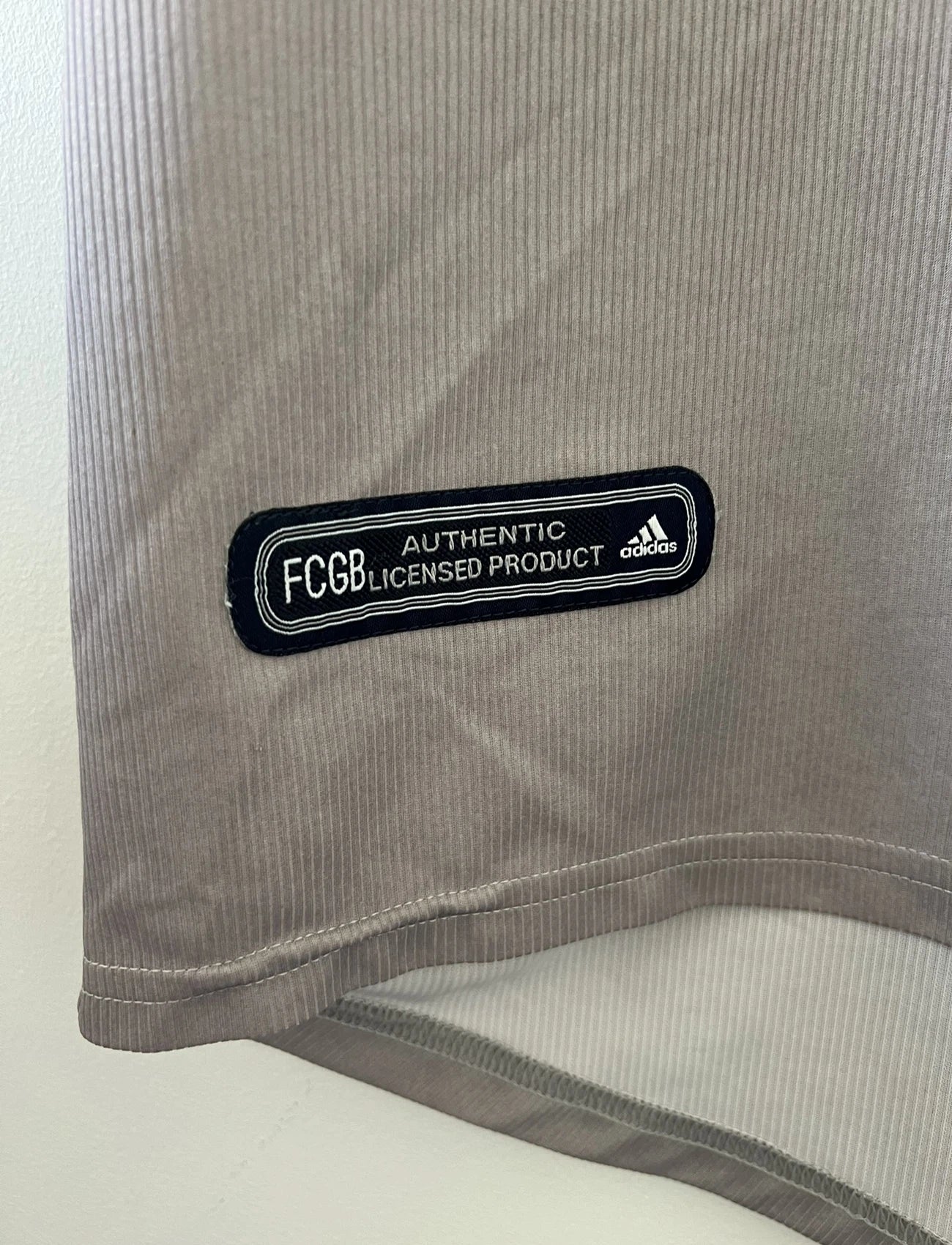Maillot de foot vintage extérieur gris et bleu des girondins de bordeaux de la saison 2000/2001. On peut retrouver l'équipementier adidas et le sponsor Siemens et M6. Il s'agit d'un maillot authentique d'époque comportant l'étiquette 693826.