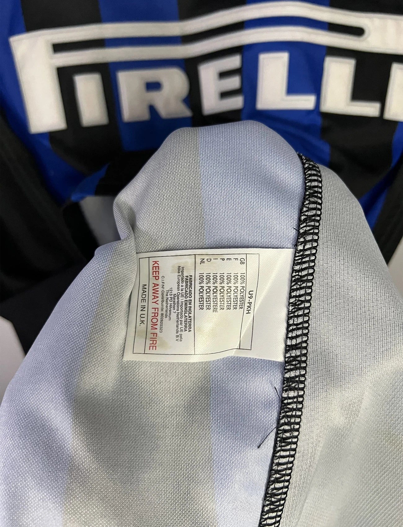 Maillot de foot vintage domicile bleu et noir de l'Inter Milan de la saison 1998/1999. On peut retrouver l'équipementier Nike et le sponsor Pirelli. Le maillot est floqué du numéro 9 Ronaldo. Il s'agit d'un maillot authentique d'époque.