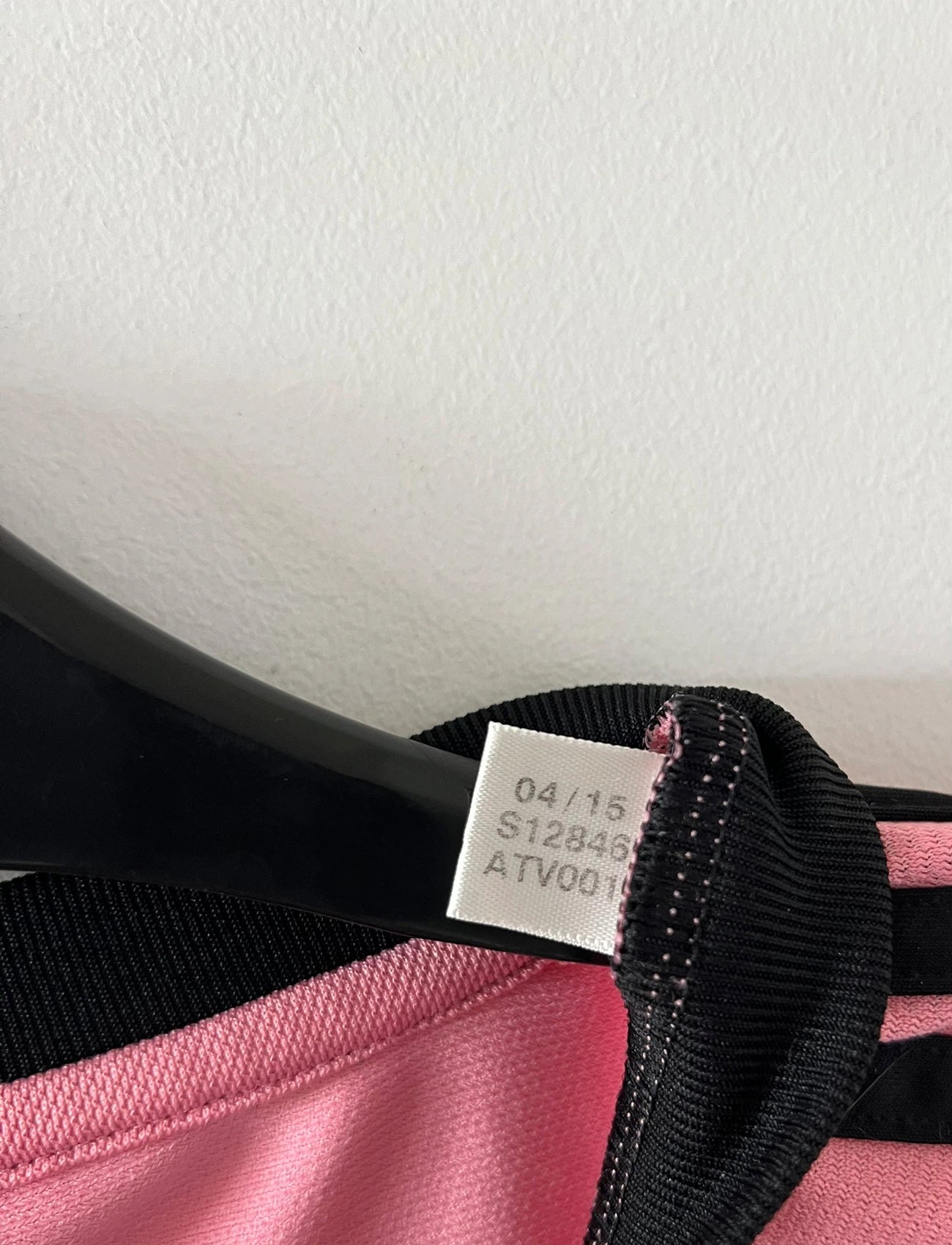 Maillot de foot vintage extérieur rose de la Juventus 2015/2016. On peut retrouver l'équipementier Adidas et le sponsor Jeep. Il s'agit du maillot popularisé par Drake grâce à sa photo sur Instagram. Il s'agit d'un maillot authentique d'époque.