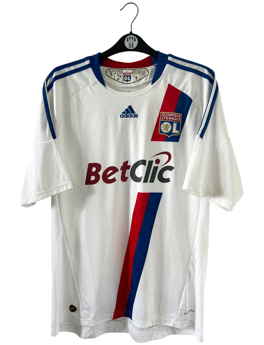 Maillot de foot vintage domicile blanc de l'OL de la saison 2010-2011. On peut retrouver l'équipementier Adidas et le sponsor Betclic. Le maillot est floqué du numéro 29 Yoann Gourcuff. Il s'agit d'un maillot authentique d'époque.