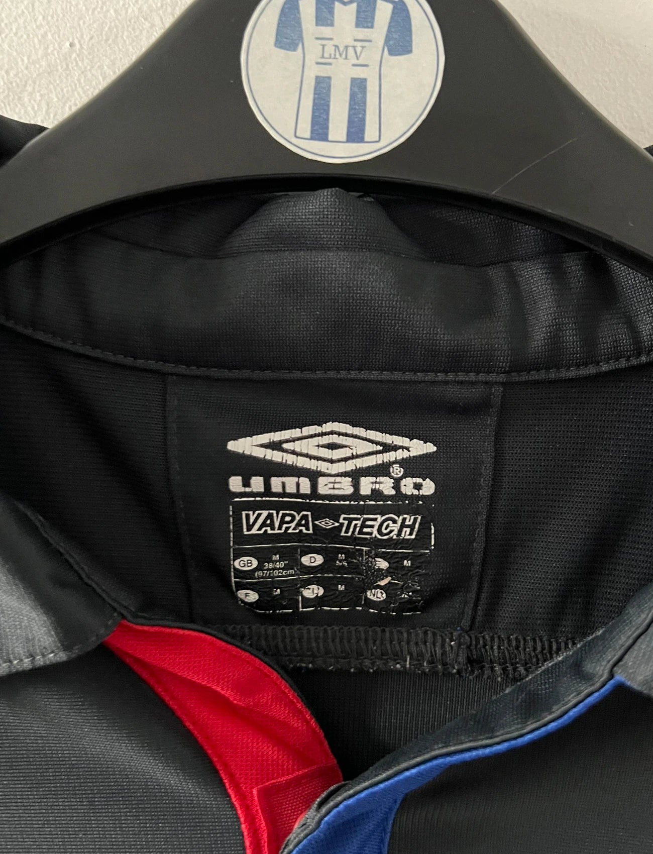 Maillot foot vintage extérieur noir de l'OL 2004/2005. On peut retrouver l'équipementier Umbro et le sponsor LG. Il s'agit d'un maillot authentique d'époque.