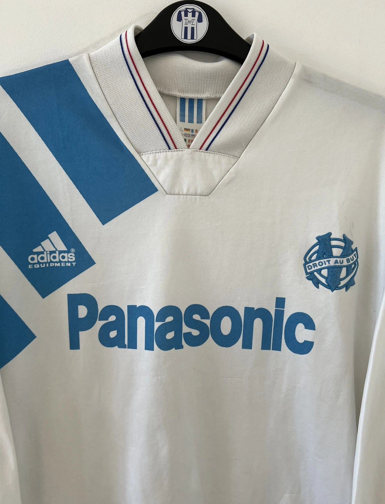 Maillot de foot vintage de l'OM de la saison 1991/1992. Il s'agit du maillot domicile blanc et bleu. On peut retrouver l'équipementier adidas et le sponsor panasonic. Il s'agit d'un maillot authentique d'époque.