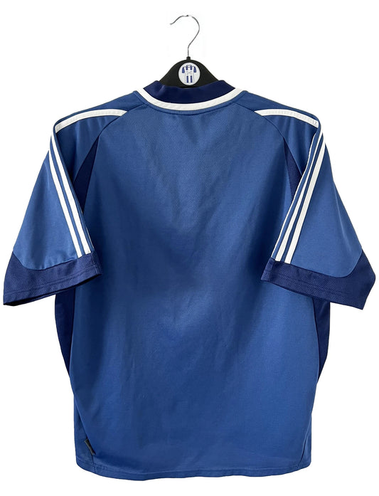 Maillot de foot vintage domicile de l'OM de la saison 2001-2002. Le maillot est de couleur bleu et blanc. On peut retrouver l'équipementier adidas et le sponsor khalifa airways. Il s'agit d'un maillot authentique d'époque comportant les numéros 699635