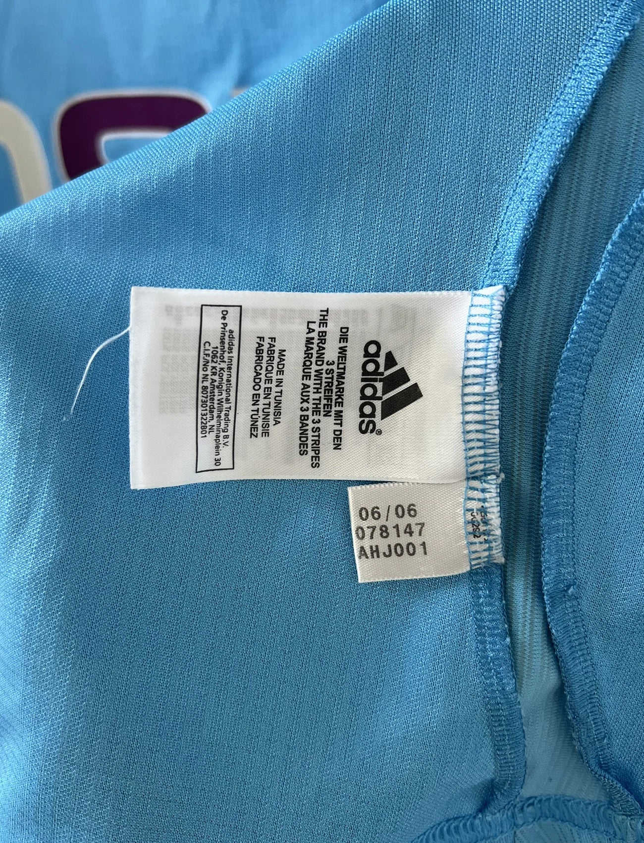 Maillot de foot vintage extérieur bleu et blanc de l'om de la saison 2006/2007. On peut retrouver l'équipementier Adidas et le sponsor Neuf. Le maillot est floqué du numéro Franck Ribery. Il s'agit d'un maillot authentique d'époque.