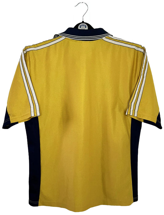 Maillot de foot vintage third jaune de l'OM de la saison 1998. On peut retrouver l'équipementier Adidas et le sponsor Ericsson. Il s'agit d'un maillot authentique d'époque.