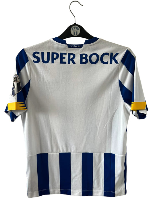 Maillot de foot vintage domicile bleu et blanc du FC Porto 2020/2021. On peut retrouver l'équipementier New Balance et les sponsors Meo et Super Bock. Il s'agit d'un maillot authentique d'époque.