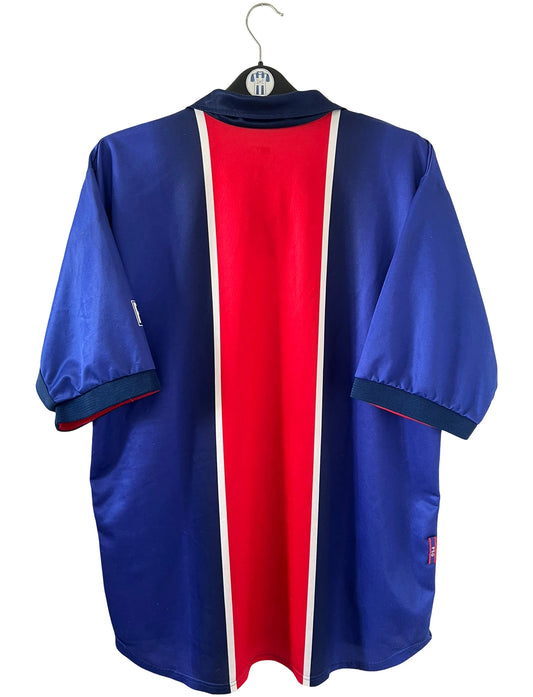 Maillot de foot vintage domicile bleu du PSG de la saison 1998/1999. On peut retrouver l'équipementier Nike et le sponsor Opel. Il s'agit d'un maillot authentique d'époque.