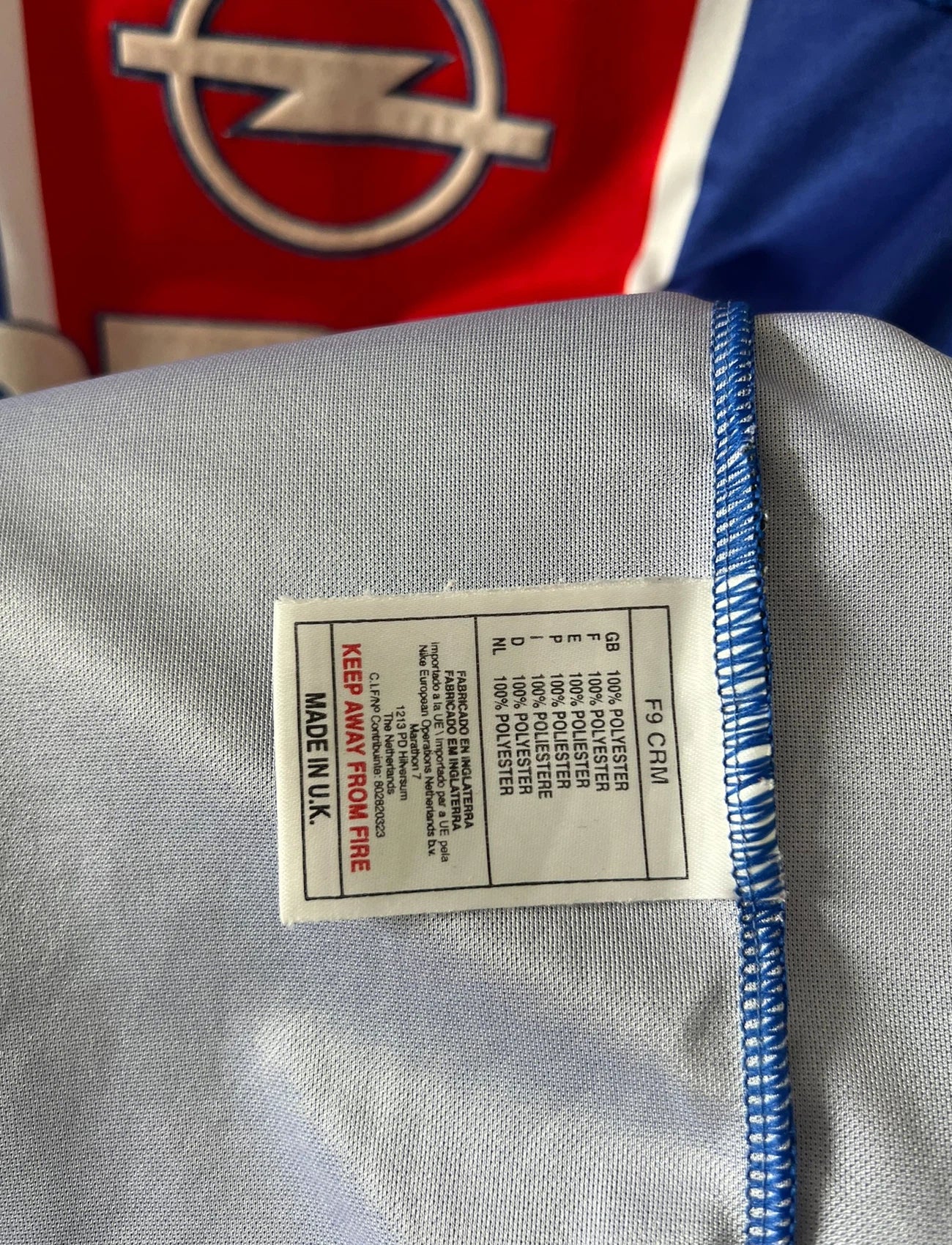 Maillot de foot vintage domicile blanc et rouge du PSG 1999/2000. On peut retrouver l'équipementier Nike et le sponsor Opel. Il s'agit d'un maillot authentique d'époque.