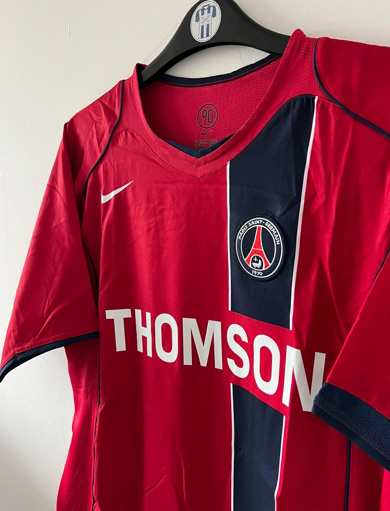 Maillot de foot vintage extérieur rouge du PSG de la saison 2004/2005. On peut retrouver l'équipementier Nike et le sponsor Thomson. Il s'agit d'un maillot authentique d'époque.