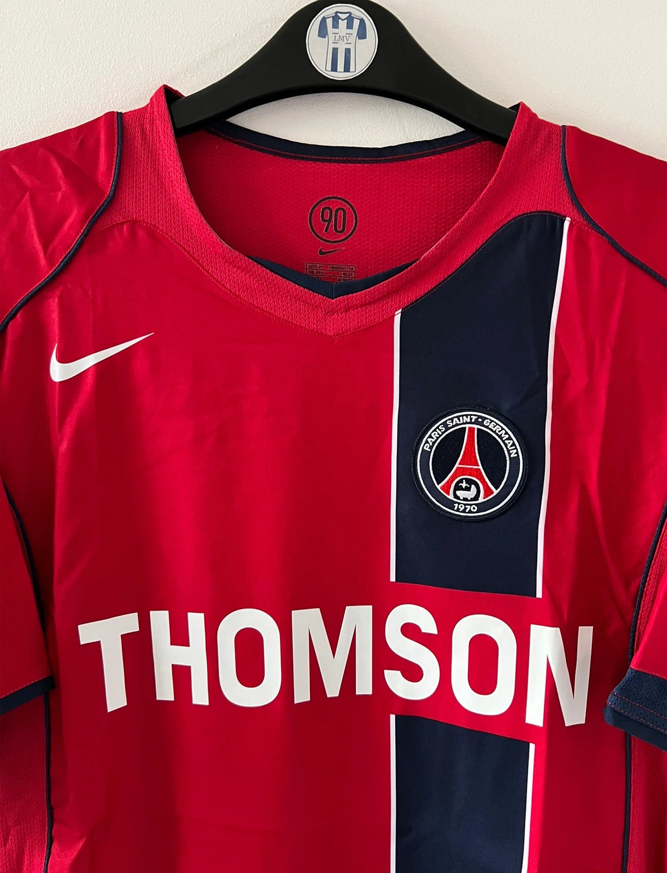 Maillot de foot vintage extérieur rouge du PSG de la saison 2004/2005. On peut retrouver l'équipementier Nike et le sponsor Thomson. Il s'agit d'un maillot authentique d'époque.