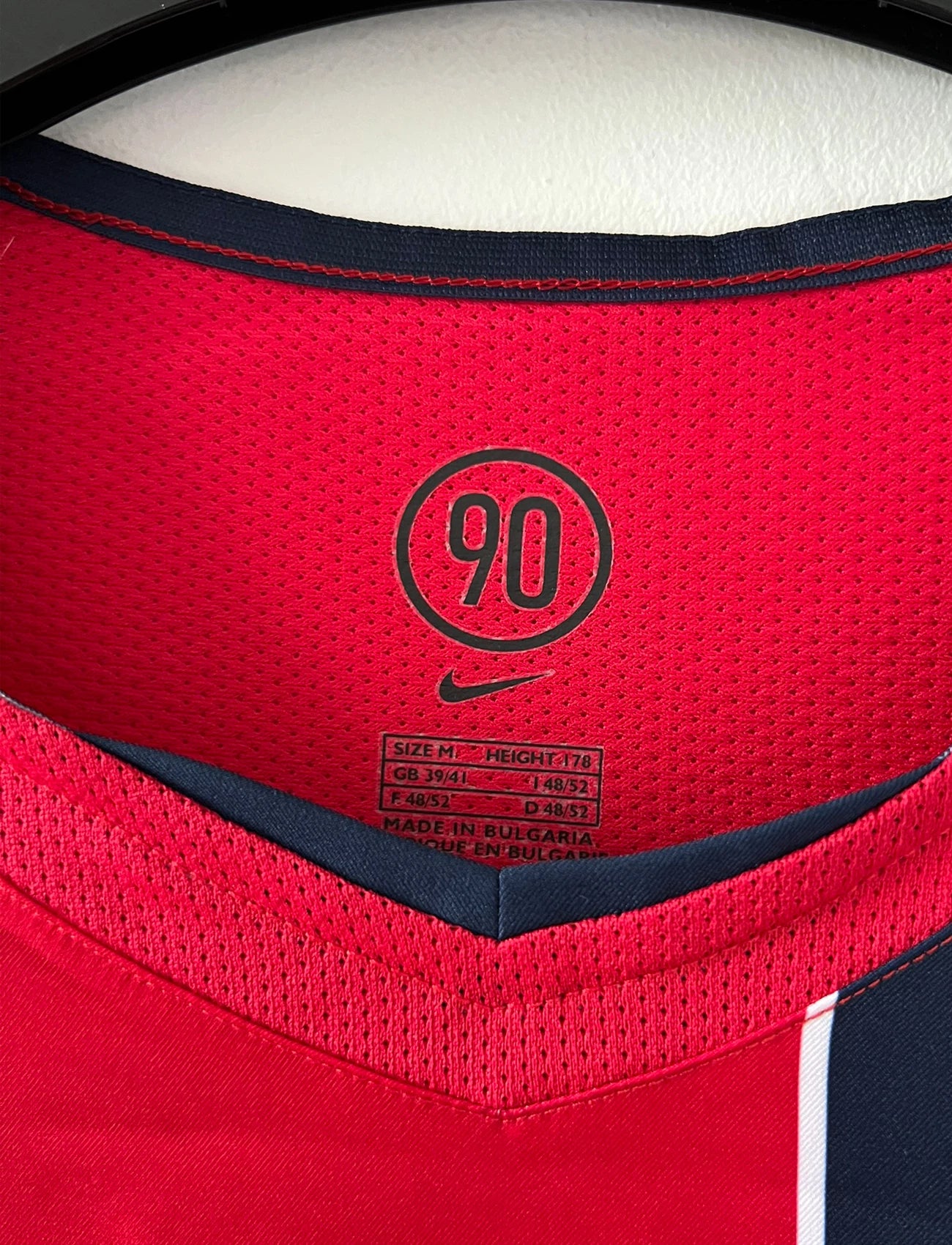 Maillot de foot vintage extérieur rouge du PSG de la saison 2004/2005. On peut retrouver l'équipementier Nike et le sponsor Thomson. Il s'agit d'un maillot authentique d'époque.