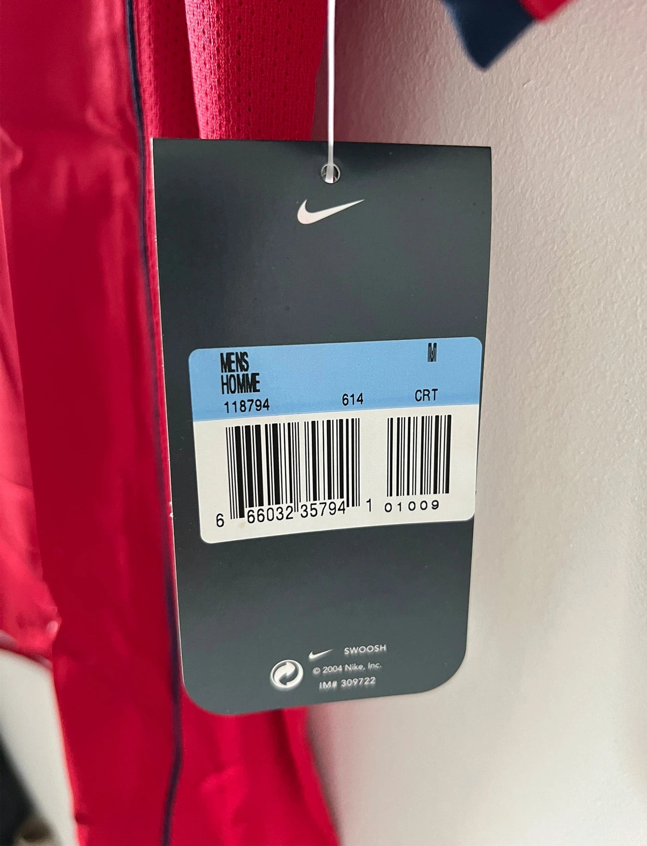 Maillot de foot vintage extérieur rouge du PSG de la saison 2004/2005. On peut retrouver l'équipementier Nike et le sponsor Thomson. Il s'agit d'un maillot authentique d'époque.
