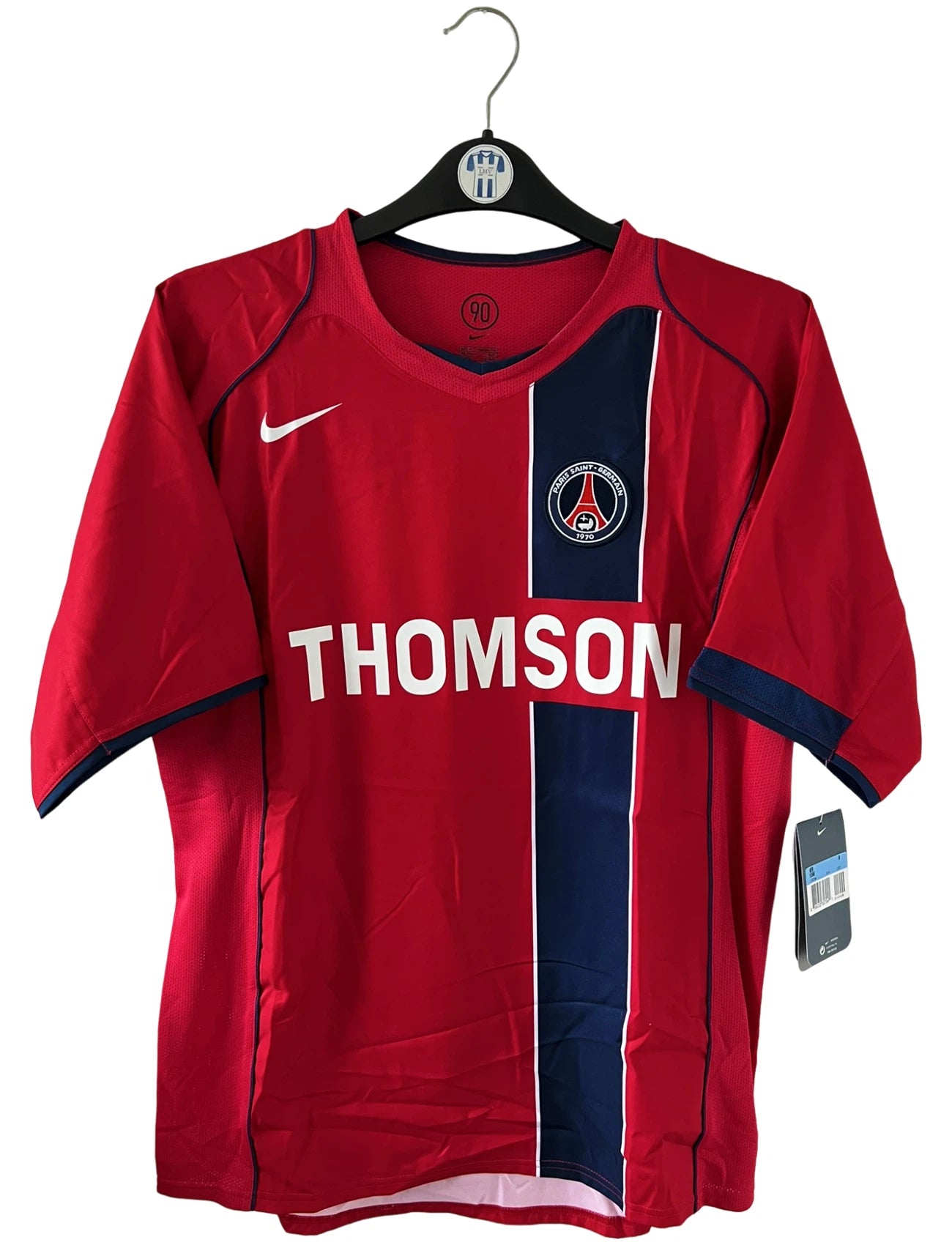 Maillot de foot vintage extérieur rouge du PSG de la saison 2004/2005. On peut retrouver l'équipementier Nike et le sponsor Thomson. Il s'agit d'un maillot authentique d'époque.