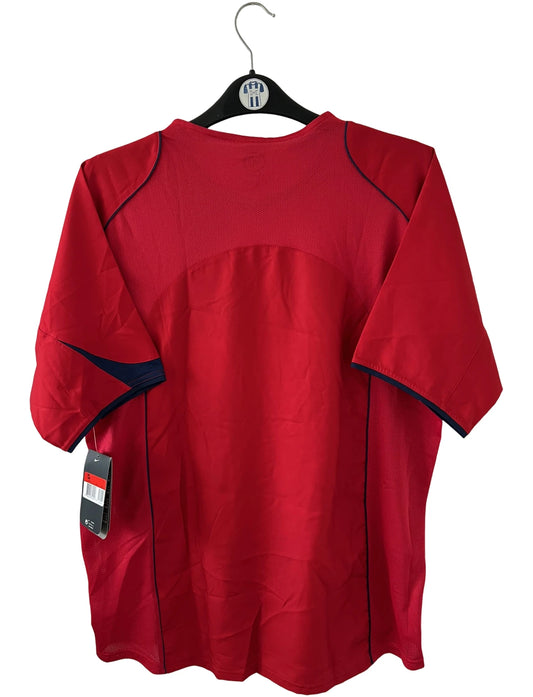 Maillot de foot vintage extérieur rouge du PSG de la saison 2004/2005. On peut retrouver l'équipementier Nike et le sponsor Thomson. Il s'agit d'un maillot authentique d'époque.