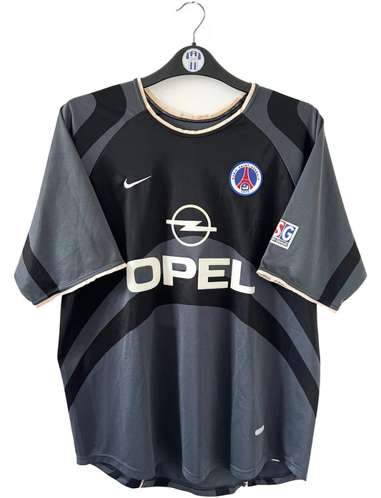 Maillot de foot vintage third du PSG 2001/2002. Le maillot est de couleur noir et gris. On peut retrouver l'équipementier nike et le sponsor Opel. Le maillot est floqué du numéro 5 Pochettino. Il s'agit d'un maillot authentique avec l'étiquette et les numéros F1AOG