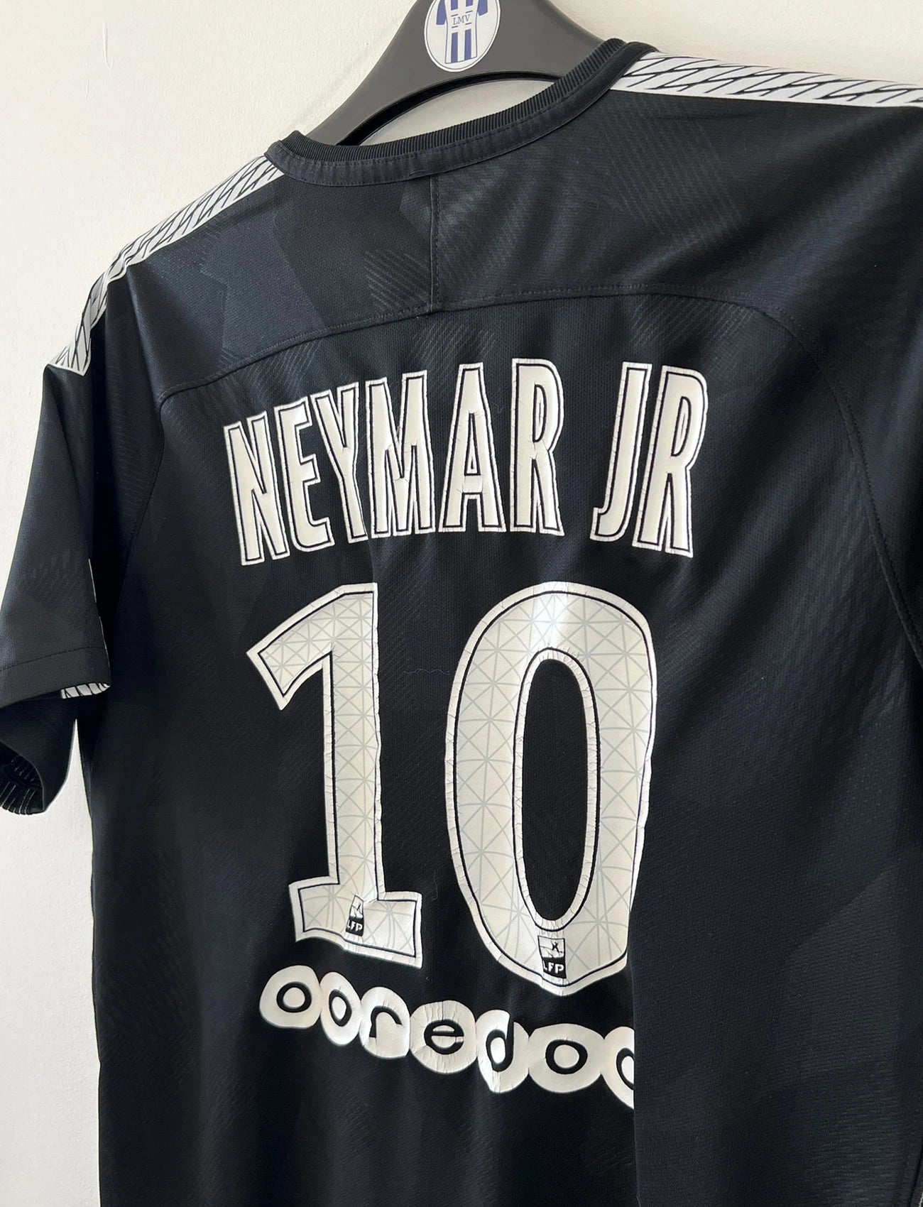 Maillot de foot vintage du PSG third de la saison 2017/2018. Le maillot est de couleur noir et blanc. On peut retrouver l'équipementier nike et le sponsor fly emirates. Le maillot est floqué du numéro 10 Neymar. Il s'agit d'un maillot authentique comportant les numéros 847267-011