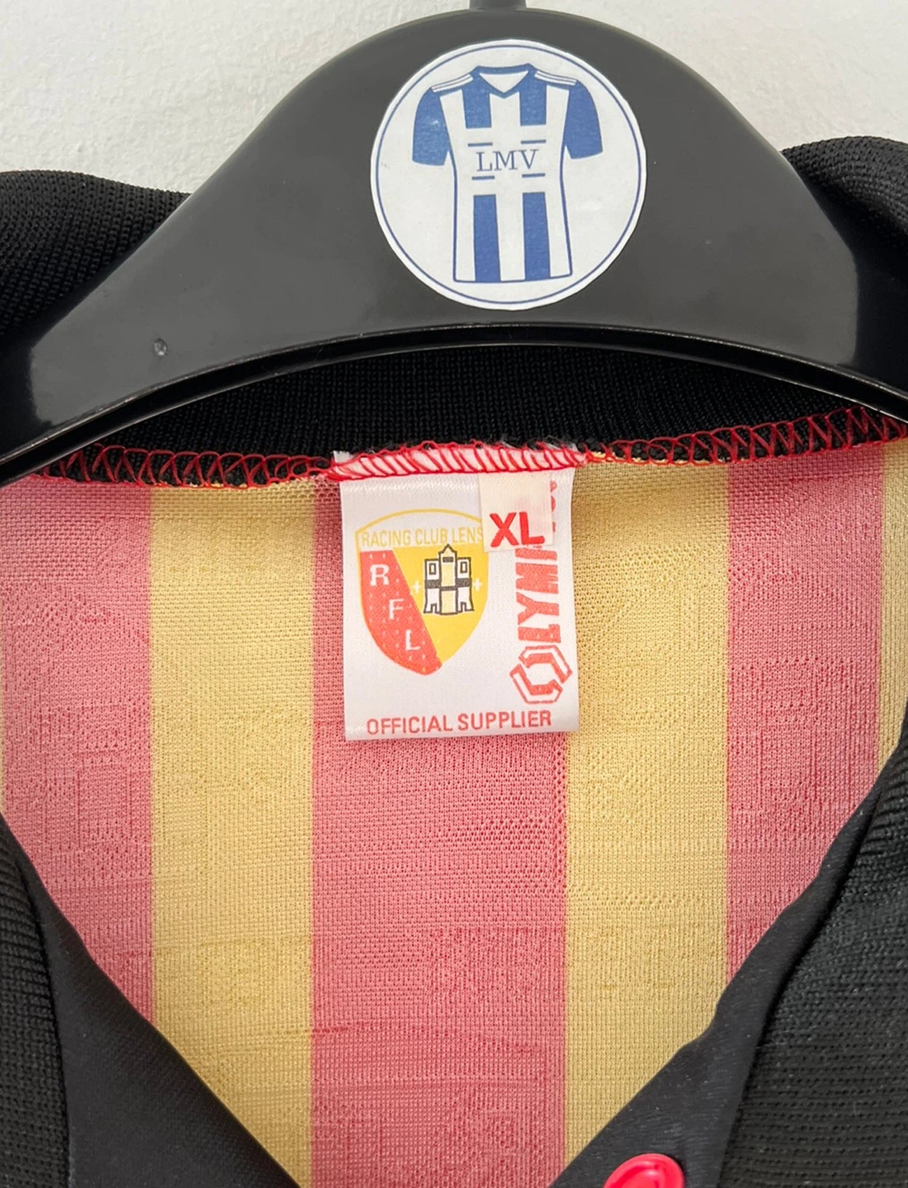 Maillot de foot vintage domicile rouge et jaune du RC Lens de la saison 1995/1996. On peut retrouver l'équipementier Olympic et le sponsor Shopi. Il s'agit d'un maillot authentique d'époque.