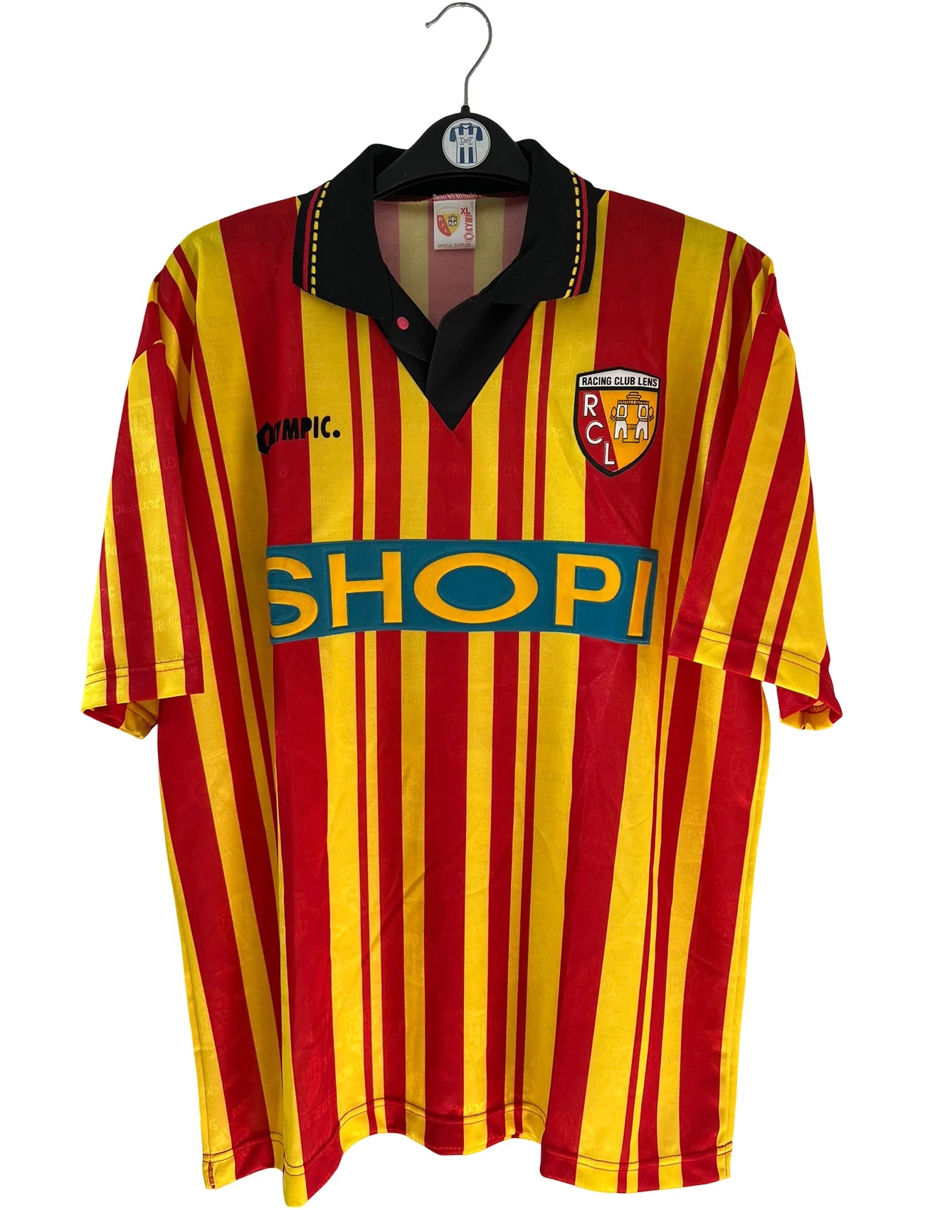 Maillot de foot vintage domicile rouge et jaune du RC Lens de la saison 1995/1996. On peut retrouver l'équipementier Olympic et le sponsor Shopi. Il s'agit d'un maillot authentique d'époque.