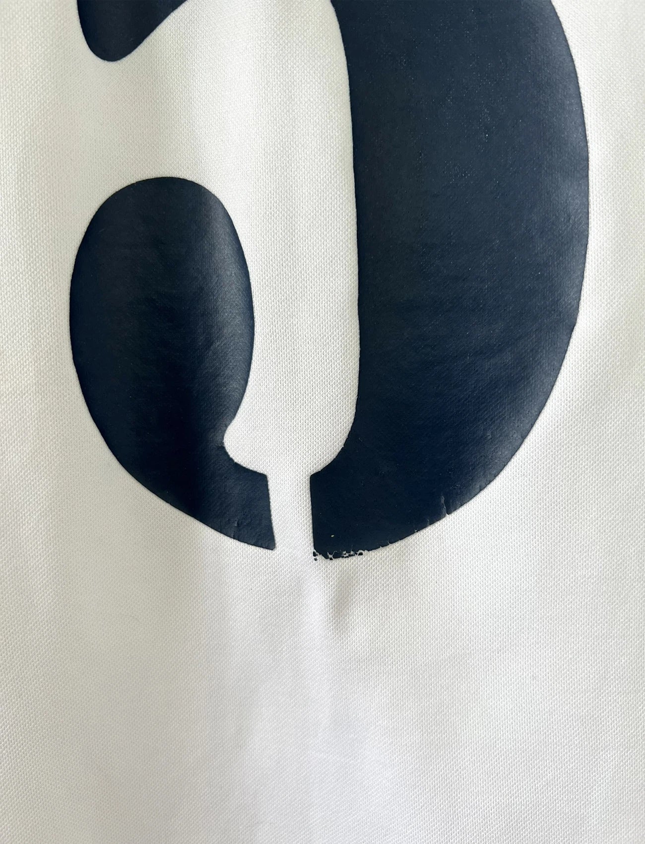 Maillot de foot vintage domicile du real madrid de la saison 2001-2002. Le maillot est de couleur blanc et noir. On peut retrouver l'équipementier adidas et le sponsor Real Madrid.com. Le maillot est floqué du numéro 5 Zinedine Zidane. Il s'agit d'un maillot authentique