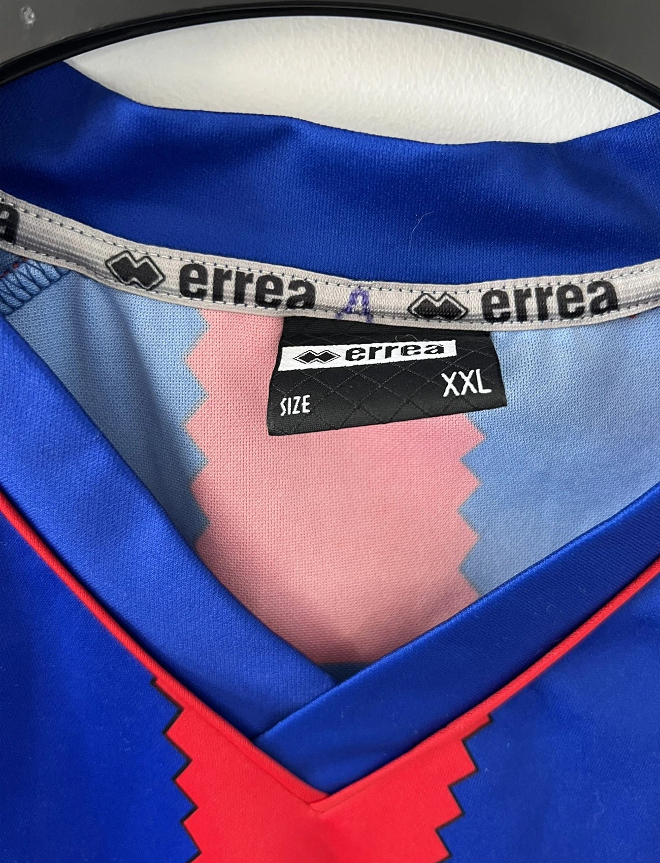 Maillot de foot vintage domicile bleu et rouge du SM Caen édité lors de la finale de la coupe de la Ligue de la saison 2004/2005. On peut retrouver l'équipementier errea et le sponsor isigny sainte mère. Il s'git d'un maillot authentique d'époque.