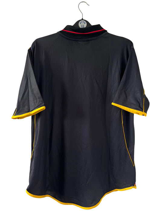 Maillot de foot vintage noir, jaune et rouge du centenaire du Stade Rennais de la saison 2001/2002. On peut retrouver l'équipementier Asics et le sponsor Pinault. Il s'agit d'un maillot authentique d'époque.