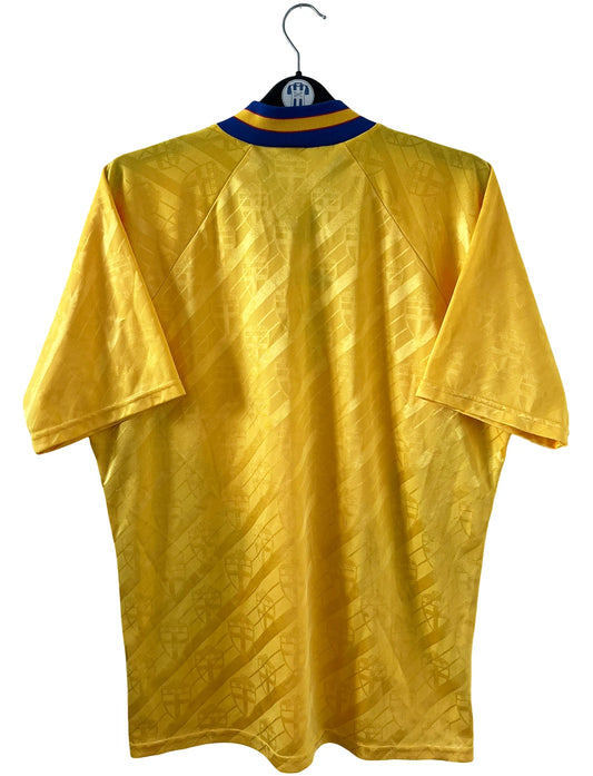 Maillot de foot vintage domicile jaune et bleu de la suède saison 1994. On peut retrouver l'équipementier Adidas. Il s'agit d'un maillot authentique d'époque.