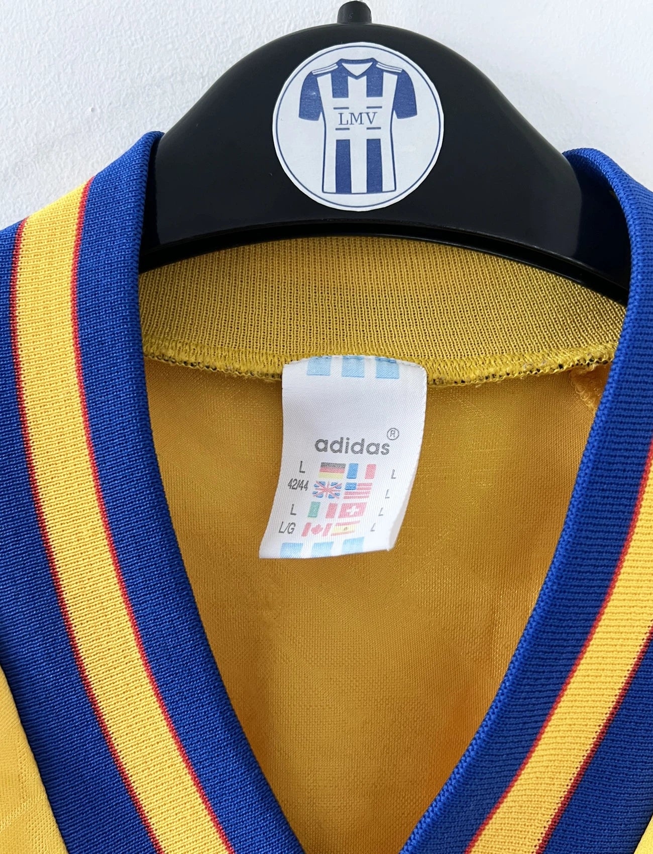 Maillot de foot vintage domicile jaune et bleu de la suède saison 1994. On peut retrouver l'équipementier Adidas. Il s'agit d'un maillot authentique d'époque.