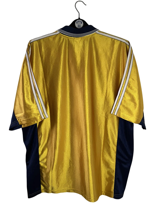 Maillot de foot vintage third doré de l'OM de la saison 1998/1999. On peut retrouver l'équipementier Adidas et le sponsor Ericsson. Il s'agit d'un maillot authentique d'époque.