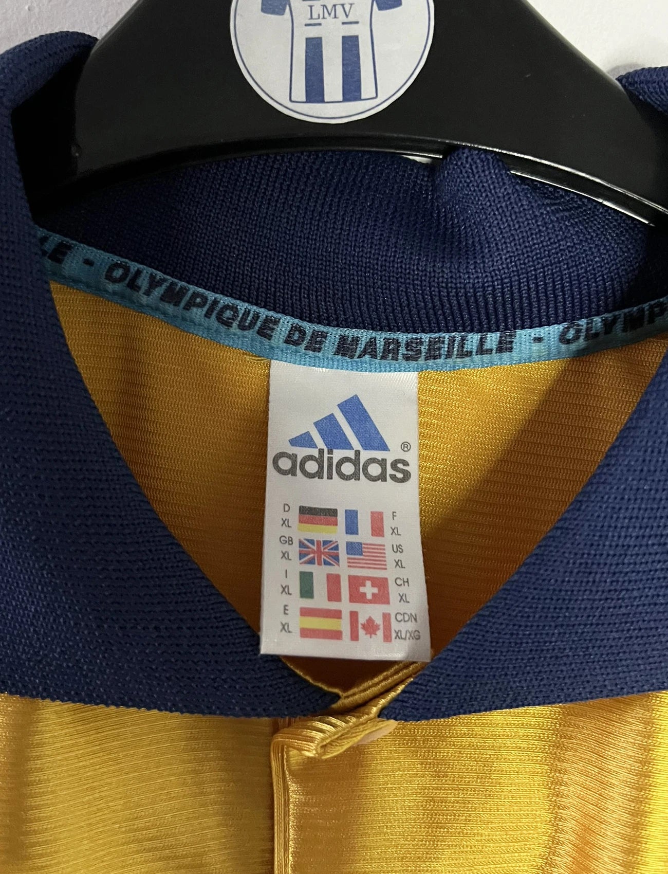 Maillot de foot vintage third doré de l'OM de la saison 1998/1999. On peut retrouver l'équipementier Adidas et le sponsor Ericsson. Il s'agit d'un maillot authentique d'époque.