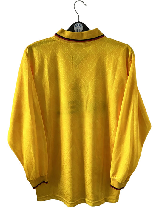 Maillot de foot vintage third jaune de l'AC Milan de la saison 1994/1996. On peut retrouver l'équipementier Lotto et le sponsor Opel. Il s'agit d'un maillot authentique d'époque.