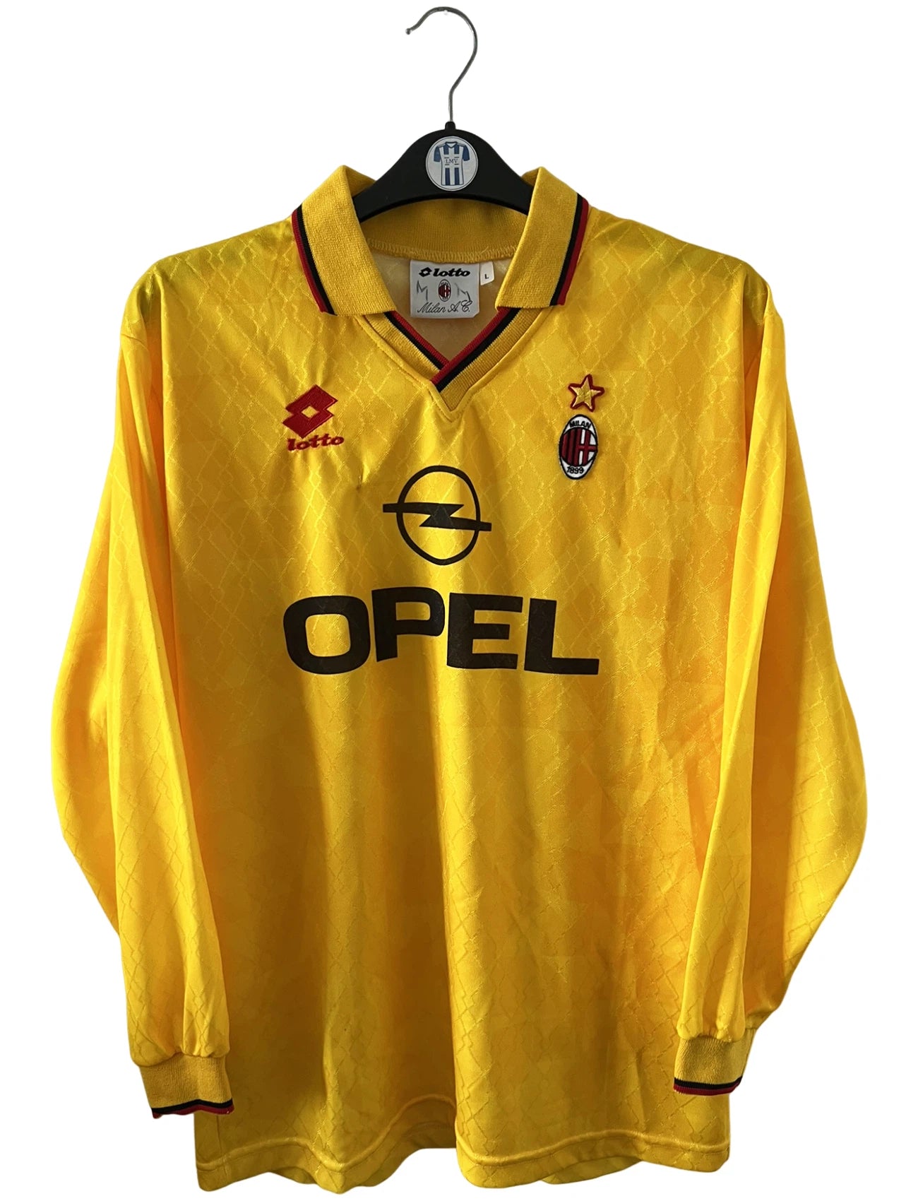 Maillot de foot vintage third jaune de l'AC Milan de la saison 1994/1996. On peut retrouver l'équipementier Lotto et le sponsor Opel. Il s'agit d'un maillot authentique d'époque.