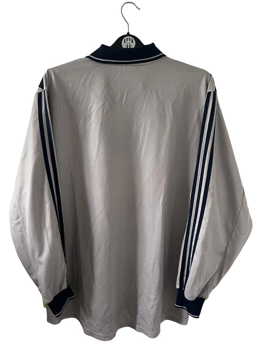 Maillot de foot vintage third gris des Girondins de Bordeaux saison 2000/2001. On peut retrouver l'équipementier Adidas. Il s'agit d'un maillot authentique et d'époque issu du stock pro du club.