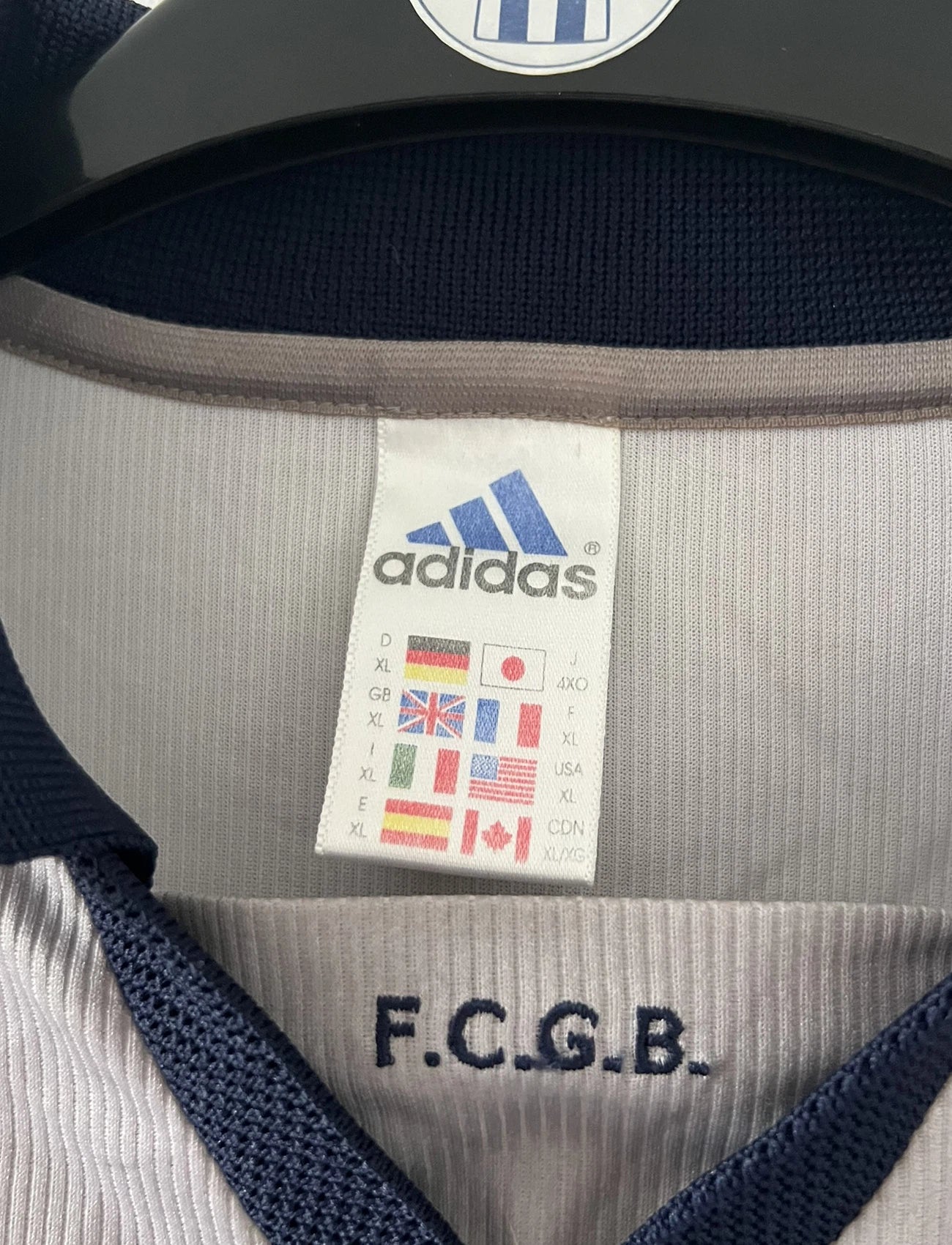 Maillot de foot vintage third gris des Girondins de Bordeaux saison 2000/2001. On peut retrouver l'équipementier Adidas. Il s'agit d'un maillot authentique et d'époque issu du stock pro du club.