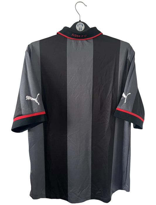 Maillot de foot vintage extérieur noir de l'AS Monaco saison 2002-2003. On peut retrouver l'équipementier Puma et le sponsor Fedcom. Il s'agit d'un maillot authentique d'époque.