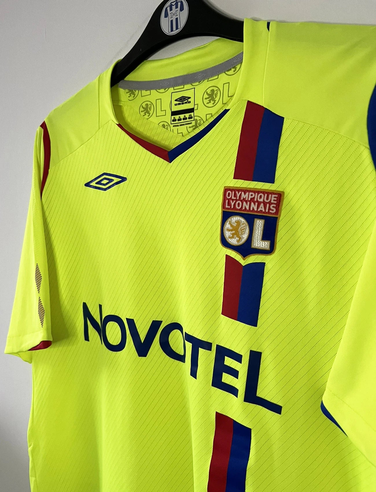 Maillot de foot vintage domicile jaune fluo de l'olympique lyonnais de la saison 2008-2009. On peut retrouver l'équipementier umbro et le sponsor novotel. Il s'agit d'un maillot authentique d'époque.
