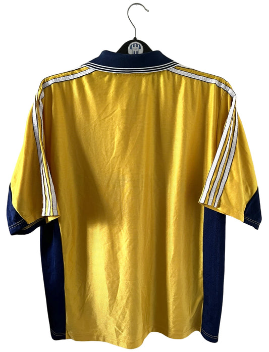 Maillot de foot vintage third doré de l'OM saison 1998/1999. On peut retrouver l'équipementier Adidas et le sponsor Ericsson. Il s'agit d'un maillot authentique d'époque.