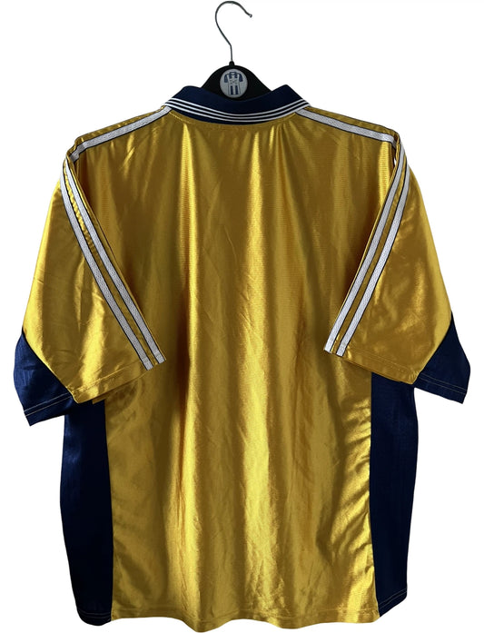 Maillot + short vintage third doré de l'OM 1998-1999. On peut retrouver l'équipementier Adidas et le sponsor Ericsson. Il s'agit d'un maillot et d'un short authentique d'époque.