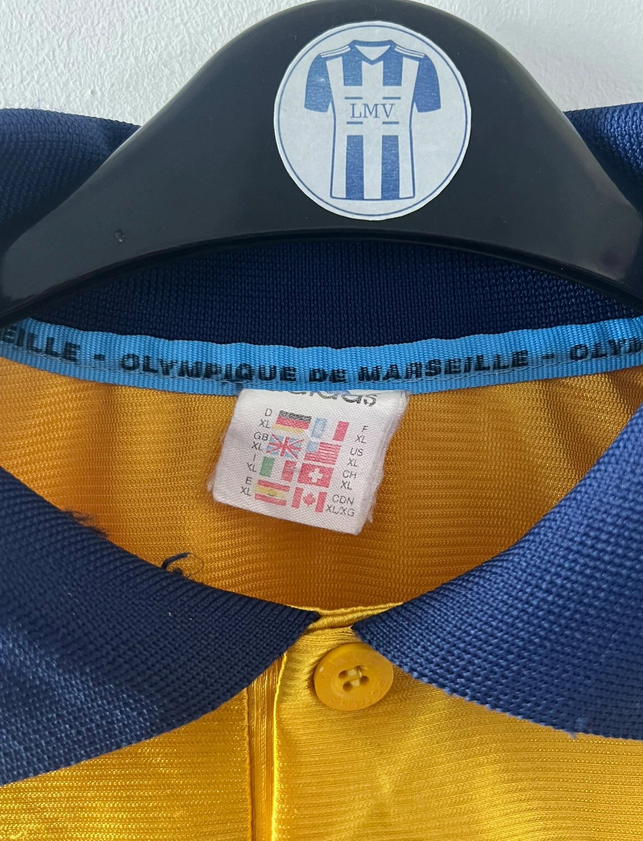 Maillot de foot vintage third doré de l'om 1998/1999. On peut retrouver l'équipementier Adidas et le sponsor Ericsson. Il s'agit d'un maillot authentique d'époque.